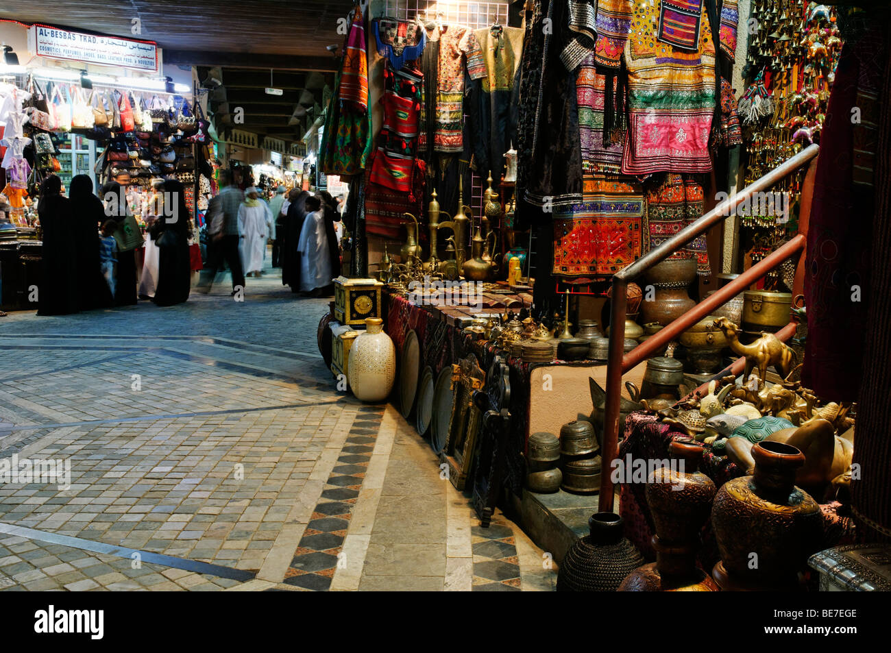 Beleuchtete Stand auf Mutrah Souk, Muscat, Sultanat Oman, Arabien, Nahost Stockfoto