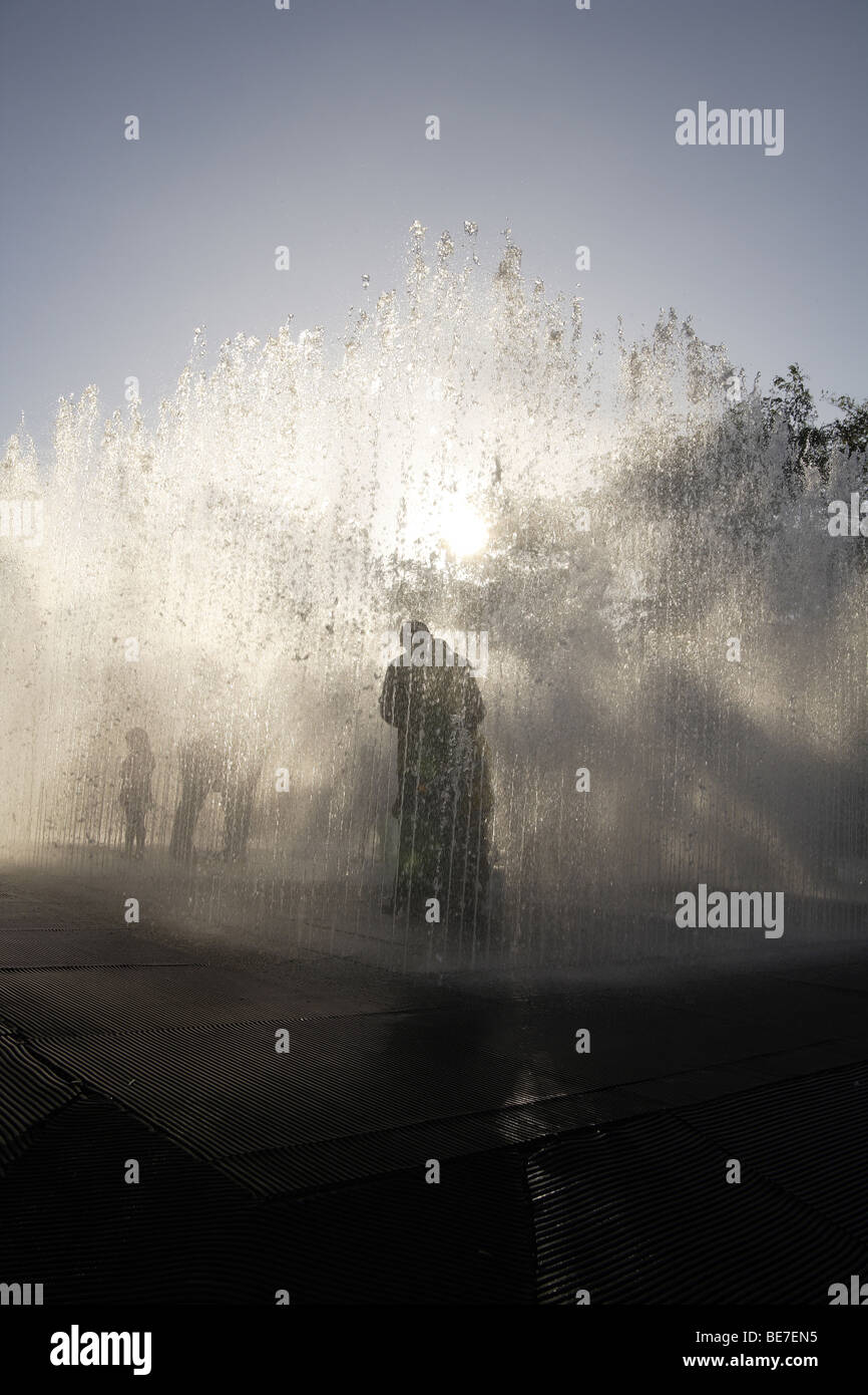 Städtischen Brunnen mit öffentlichen Interaktion, South bank London, Vereinigtes Königreich. Silhouetten gegen späten Nachmittag Sommersonne Stockfoto