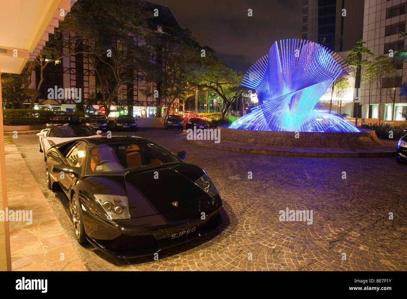 Lamborghini Sportwagen vor dem Regent, Four Seasons Hotel, Singapur, Südostasien Stockfoto