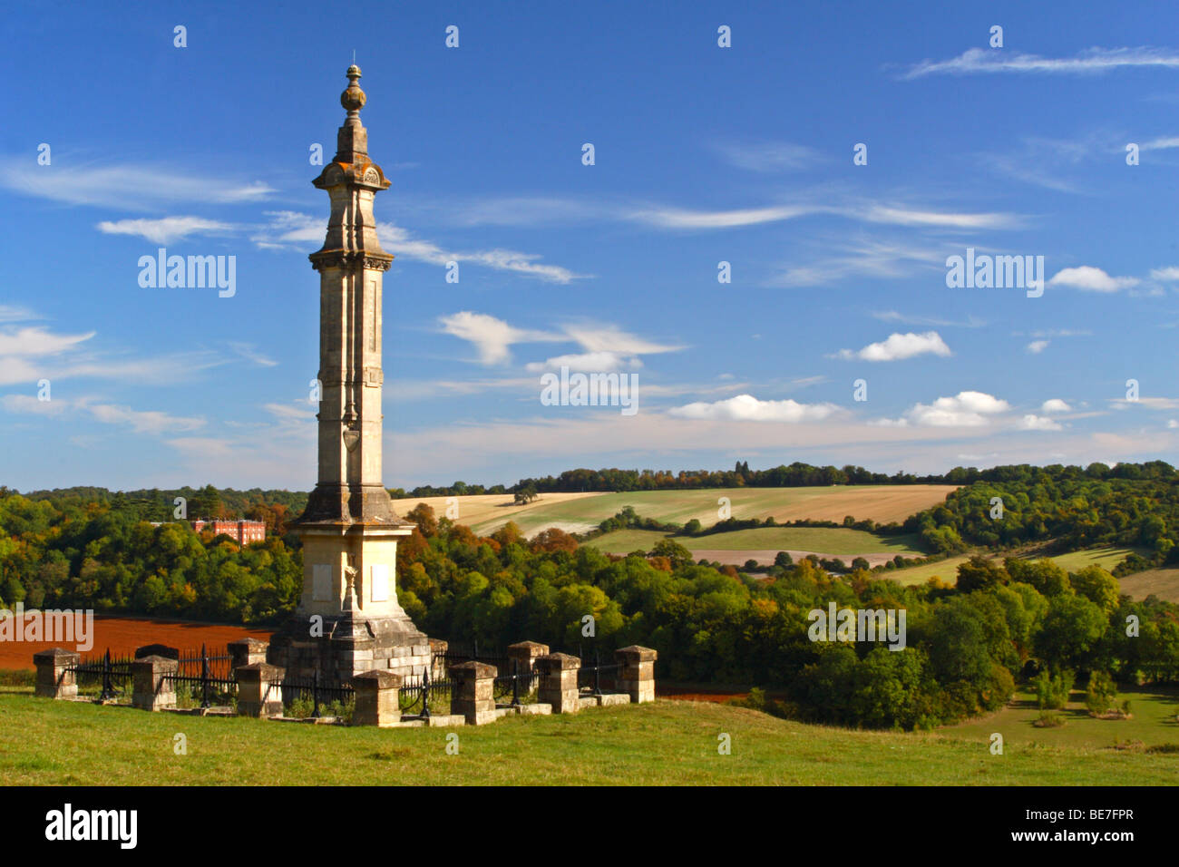 Disraeli Denkmal von Edward Buckton Lamb mit Hughenden Manor im Hintergrund, High Wycombe, Buckinghamshire, Großbritannien Stockfoto