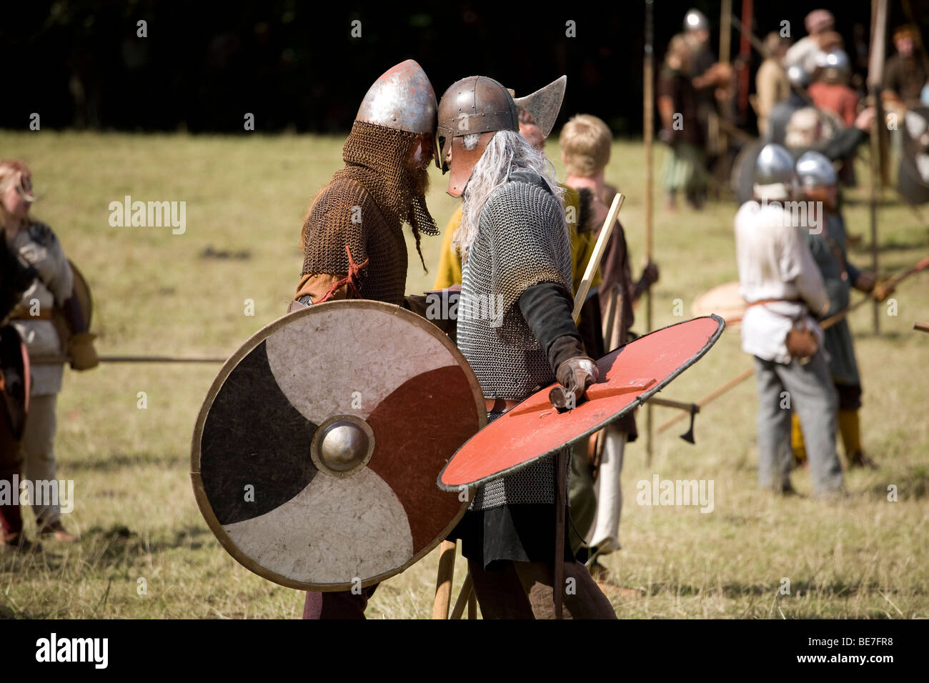 Wikinger-Krieger gehen Kopf an Kopf während der Schlacht bei einem Wikinger Reenactment-Festival in Dänemark Stockfoto