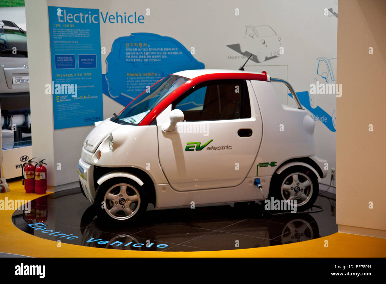 EV oder Elektrofahrzeug auf dem Display in Seoul Südkorea Stockfoto