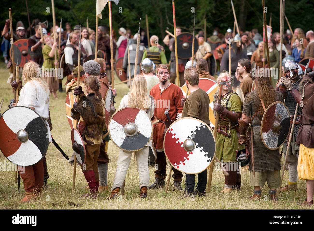Wikinger-Krieger nach der Schlacht bei einem Wikinger Reenactment-Festival in Dänemark Stockfoto