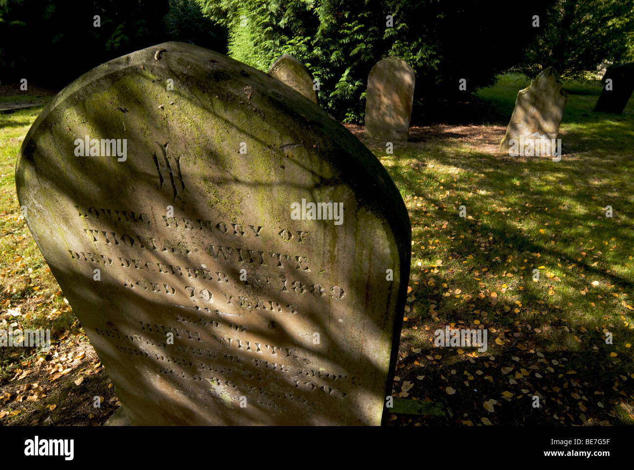 Alte Gräber in einem englischen Friedhof Stockfoto