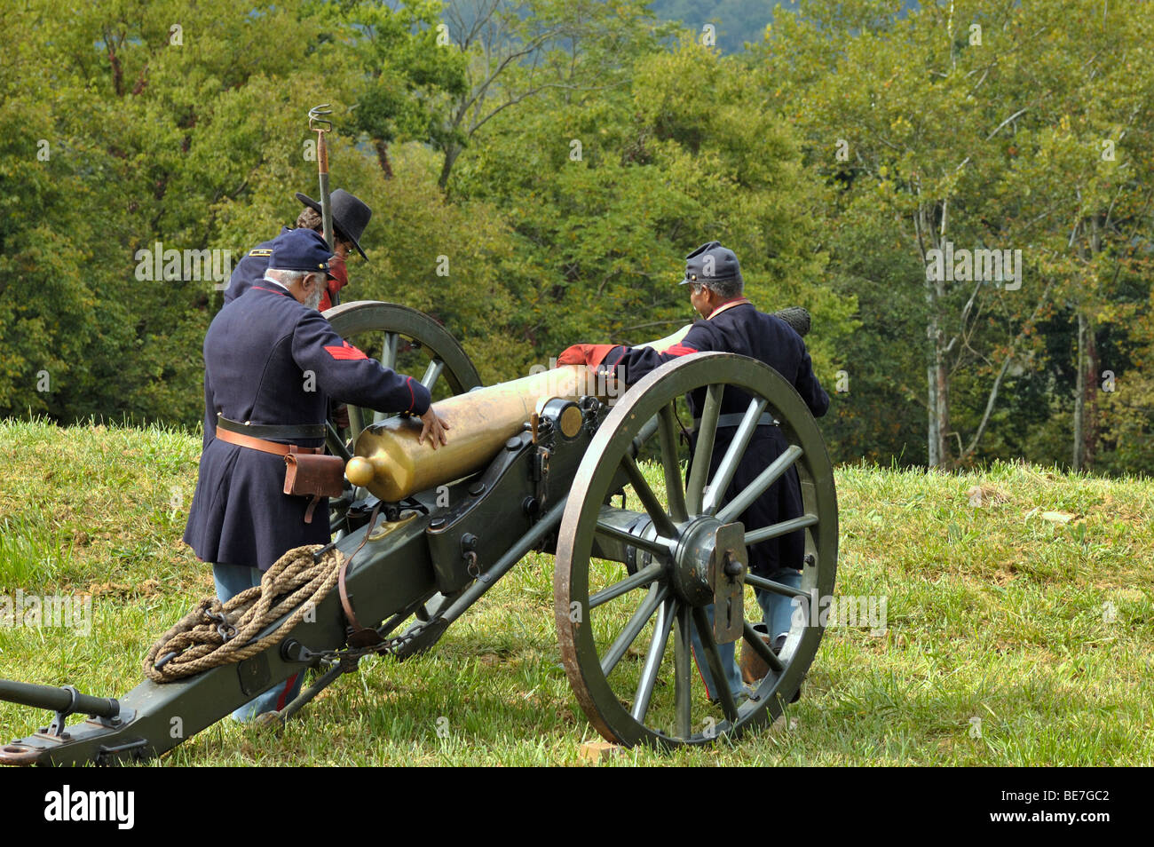 Unionssoldaten Reenactor bereitet sich ein amerikanischer Bürgerkrieg Kanonen im Bürgerkrieg Fort an Boonesboro, Kentucky, USA. Stockfoto