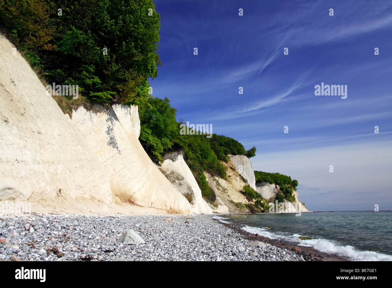 Kreidefelsen an der Ostseeküste, Landschaft im Nationalpark Jasmund, Insel Rügen, Mecklenburg-Vorpommern, Deutschland Stockfoto