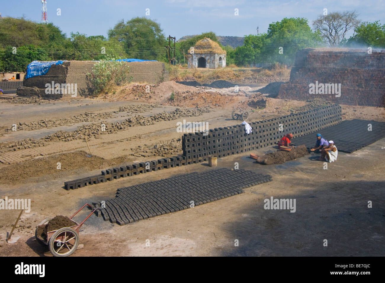 Machen von Backsteinen aus Schlamm in Daulatabad nahe Aurangabad, Indien Stockfoto
