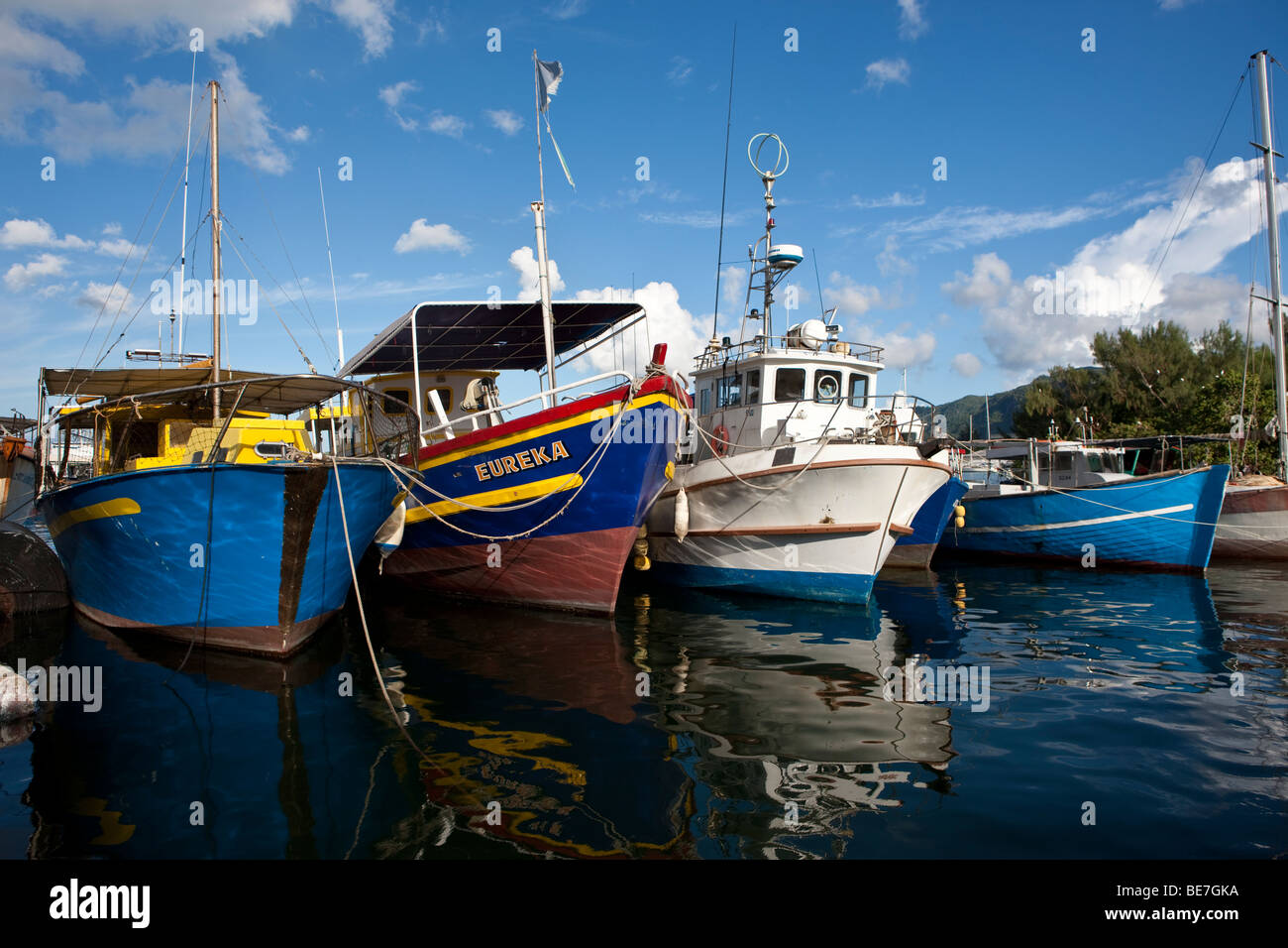Angelboote/Fischerboote am Hafen von Victoria, Mahé, Seychellen, Indischer Ozean, Afrika Stockfoto