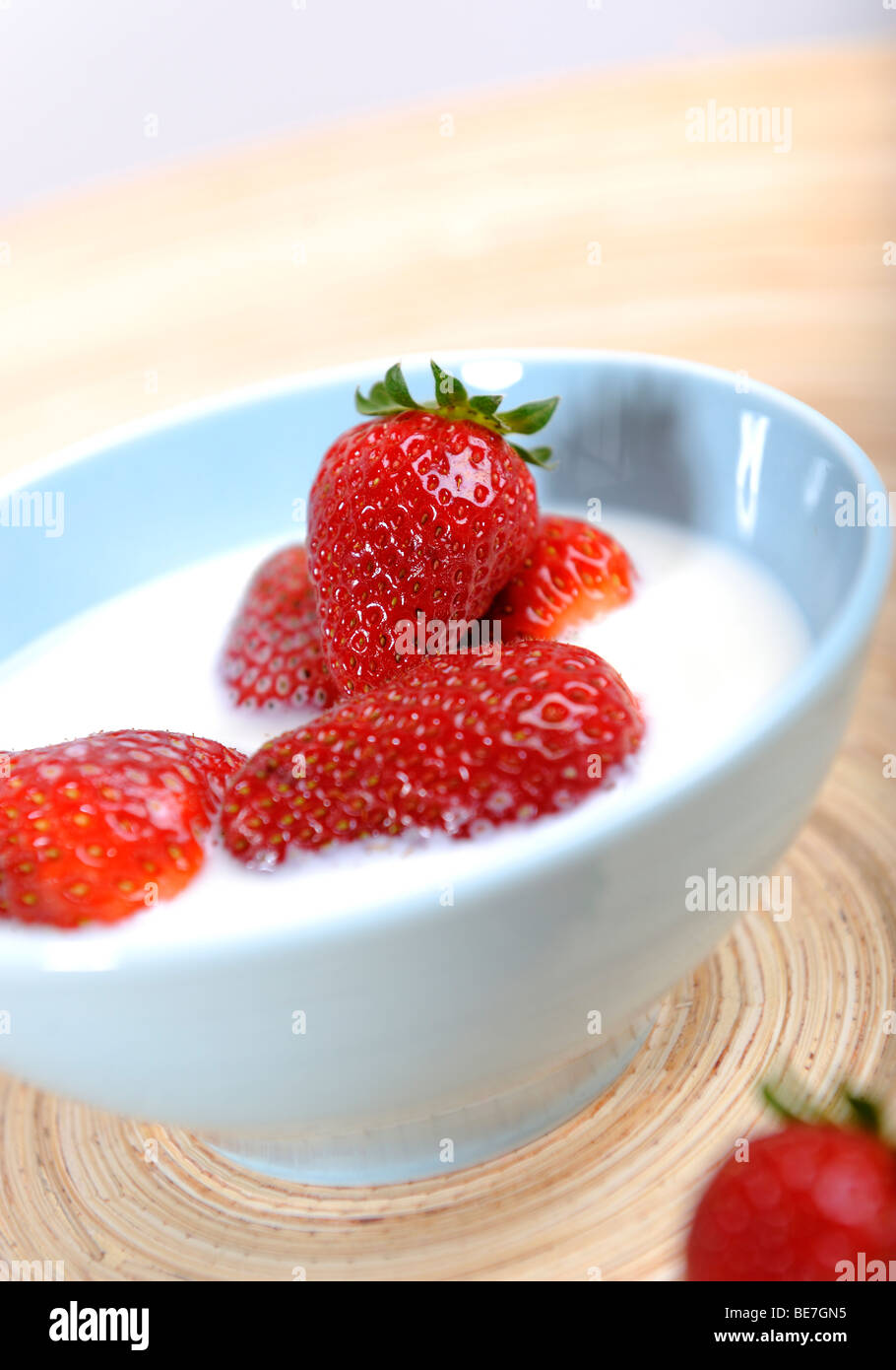Erdbeeren mit Milch Stockfoto