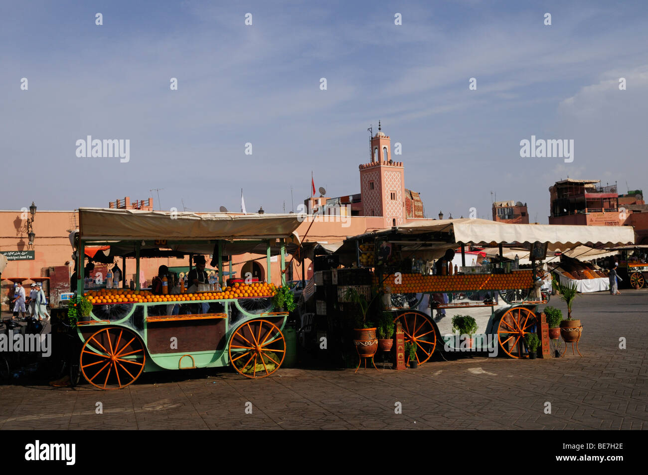 Orange Juice Stände auf Platz Djemma el Fna in Marrakesch, Marokko Stockfoto