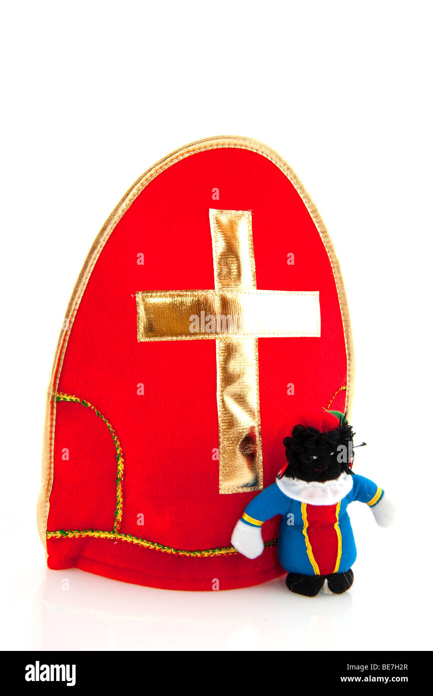 Gehrung mit Kreuz von Sinterklaas isoliert auf weiß Stockfoto