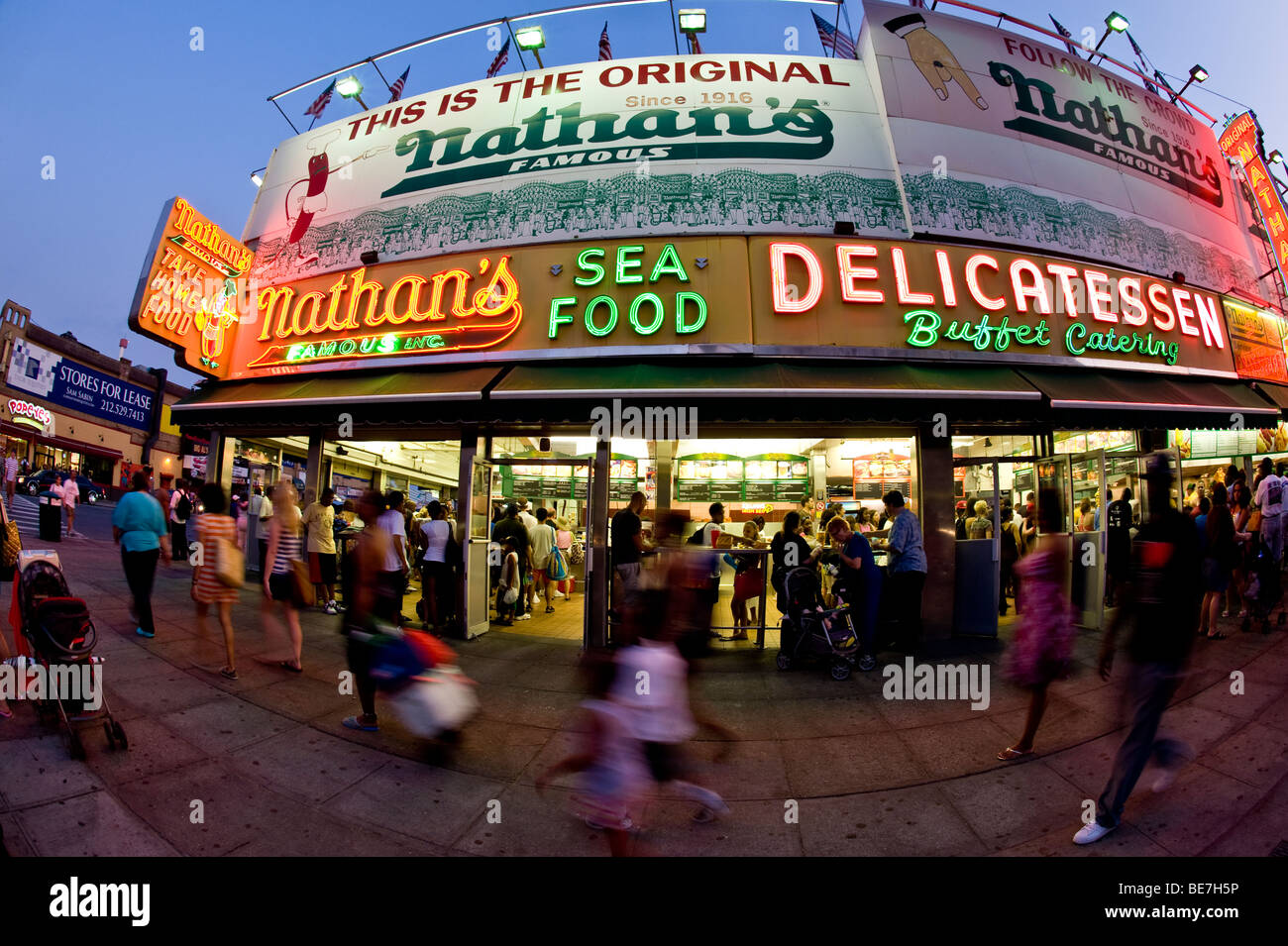 Sommerabend bei Nathan's Hot Dogs auf Coney Island Stockfoto