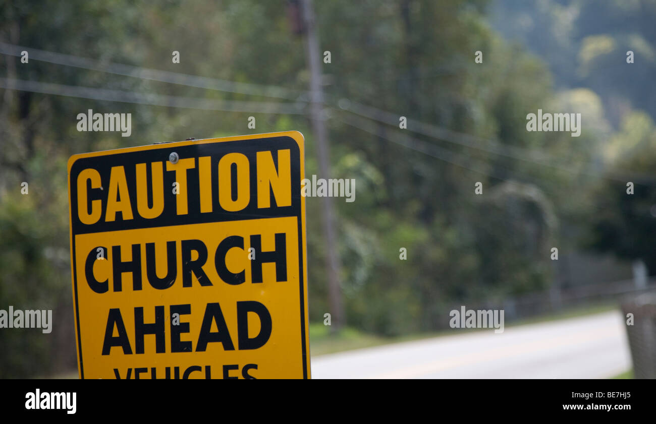 Whitesville, West Virginia - ein Schild warnt Autofahrer vor einer Kirche. Stockfoto