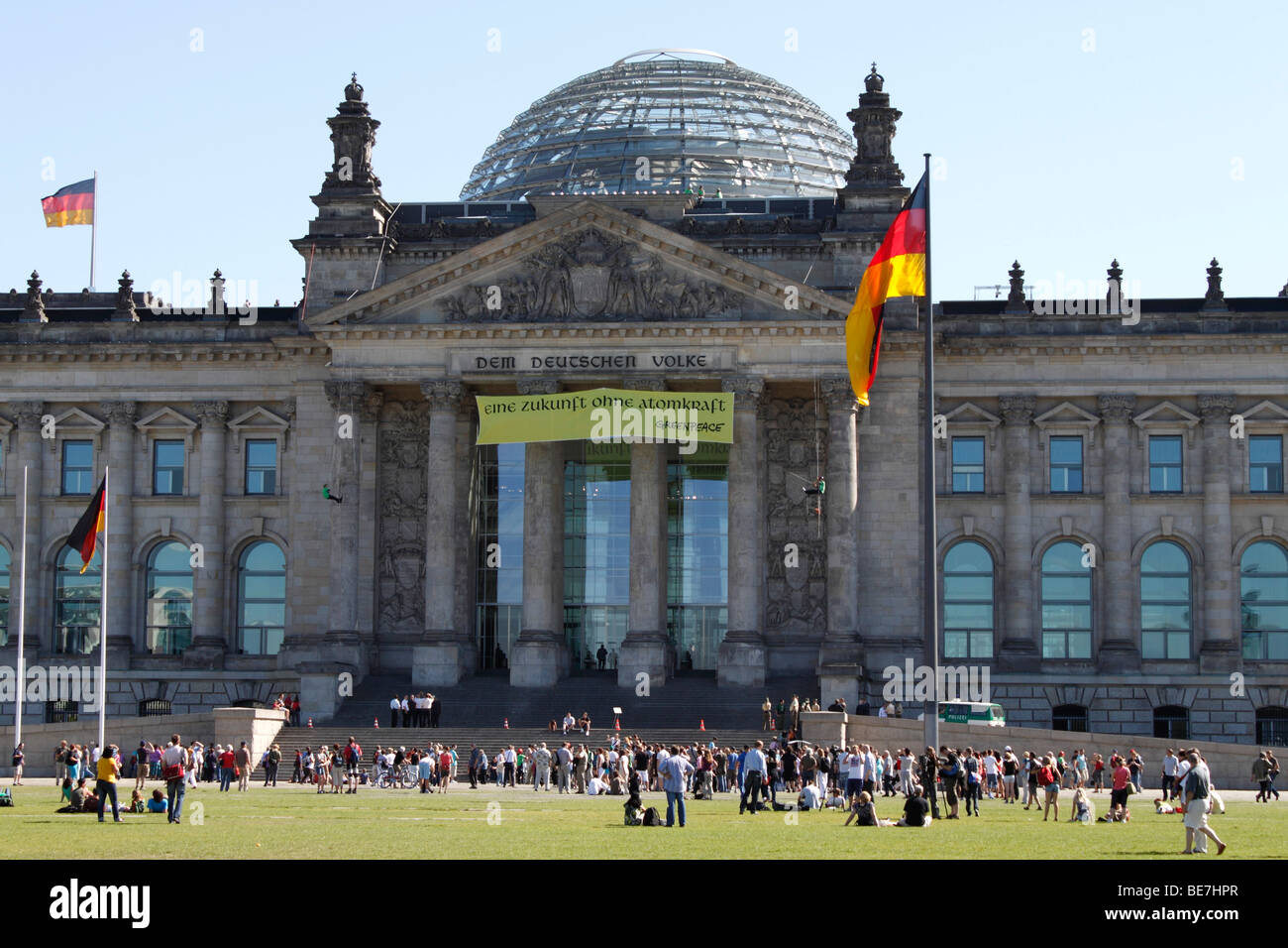 Berlin, Reichstagsgebäude. EU/DE/DEU/GER/Deutschland / Hauptstadt Berlin. Das Reichstagsgebäude mit der gläsernen Kuppel an der Spitze Stockfoto