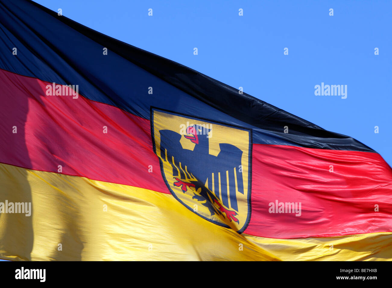 Berlin, die Flagge der föderalen Behörden Deutschlands. EU/DE/DEU/GER/Europa/Deutschland, Hauptstadt Berlin, die Flagge der Bundesrepublik Stockfoto