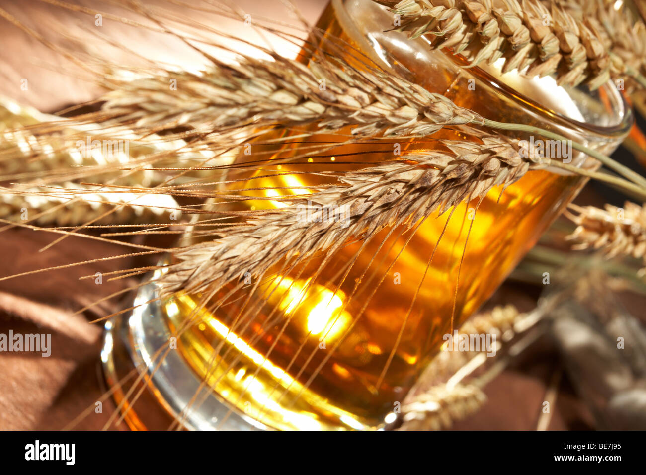 Glas Bier mit Korn Stockfoto