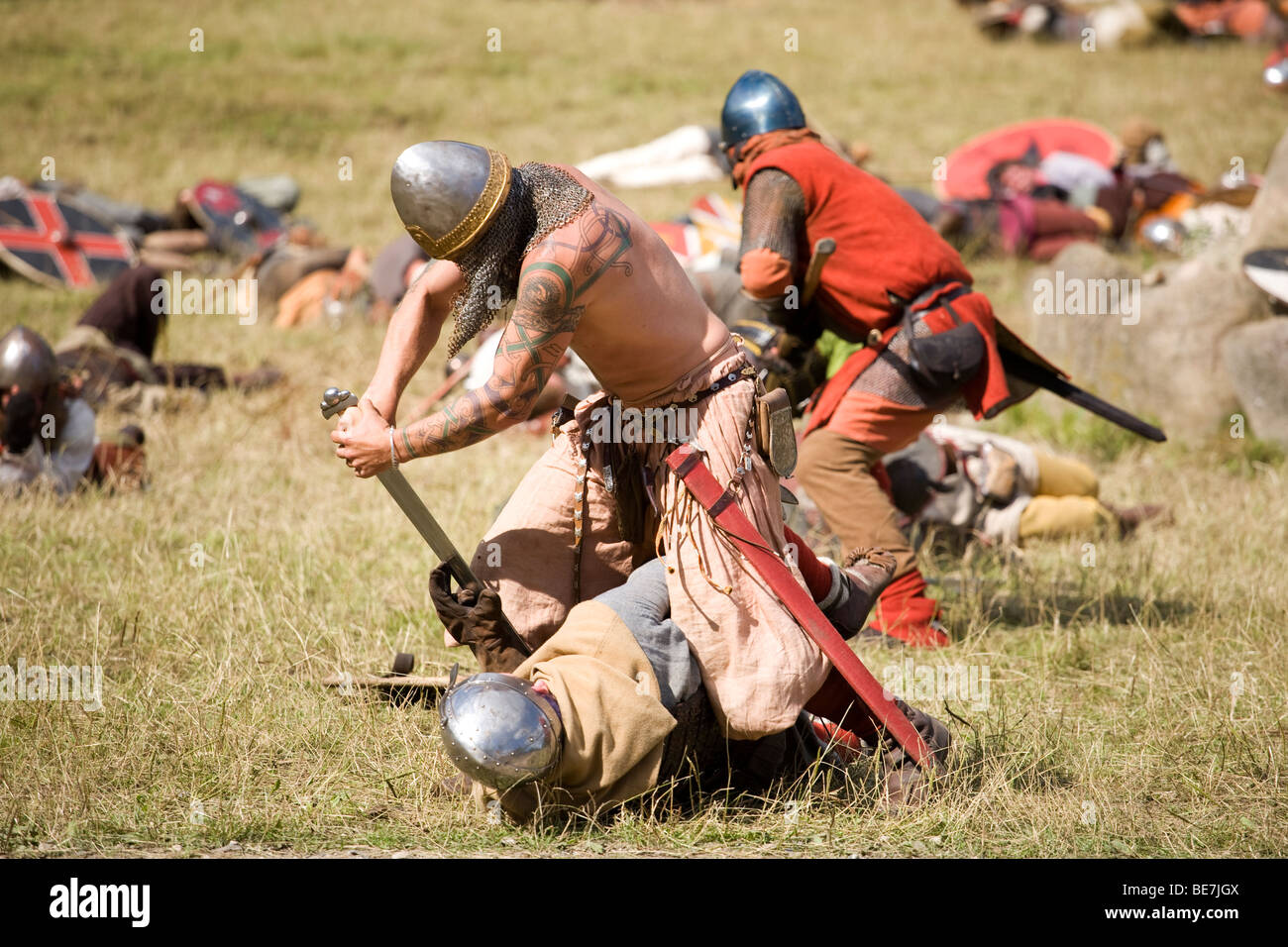 Wikinger-Krieger kämpfen auf einem Wikinger Reenactment-Festival in Dänemark Stockfoto