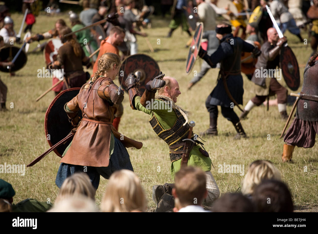 Wikinger-Krieger kämpfen auf einem Wikinger Reenactment-Festival in Dänemark Stockfoto