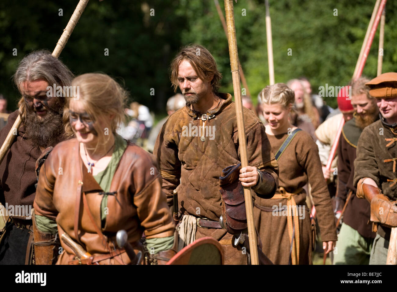 Wikinger-Krieger nach der Schlacht bei einem Wikinger Reenactment-Festival in Dänemark Stockfoto