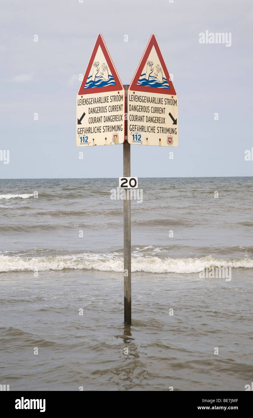 Schild Warnung vor gefährlichen Strömungen in vier Sprachen, Holland Stockfoto