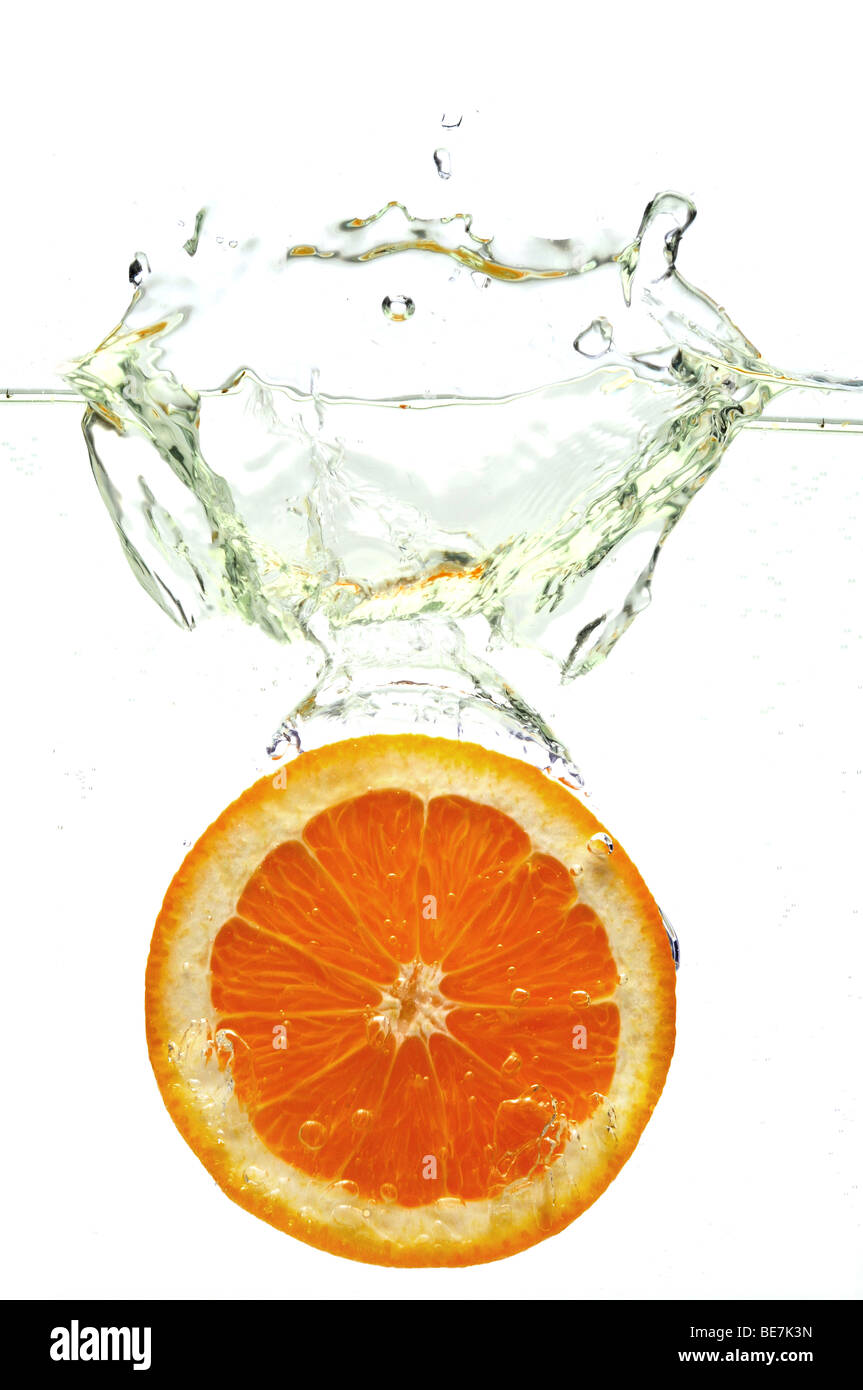 Orange sank im Wasser isoliert auf weißem Hintergrund Stockfoto