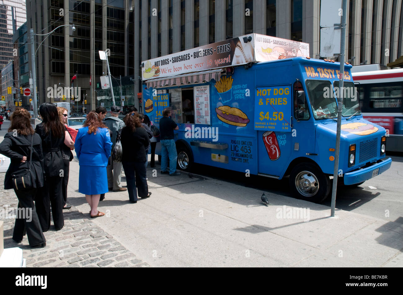 Herr Leckere Pommes, oder "der Blue Chip Truck 'Verkauf fast food bei Nathan Philips Square am Mittag in der Innenstadt von Toronto, Ontario, Kanada. Stockfoto