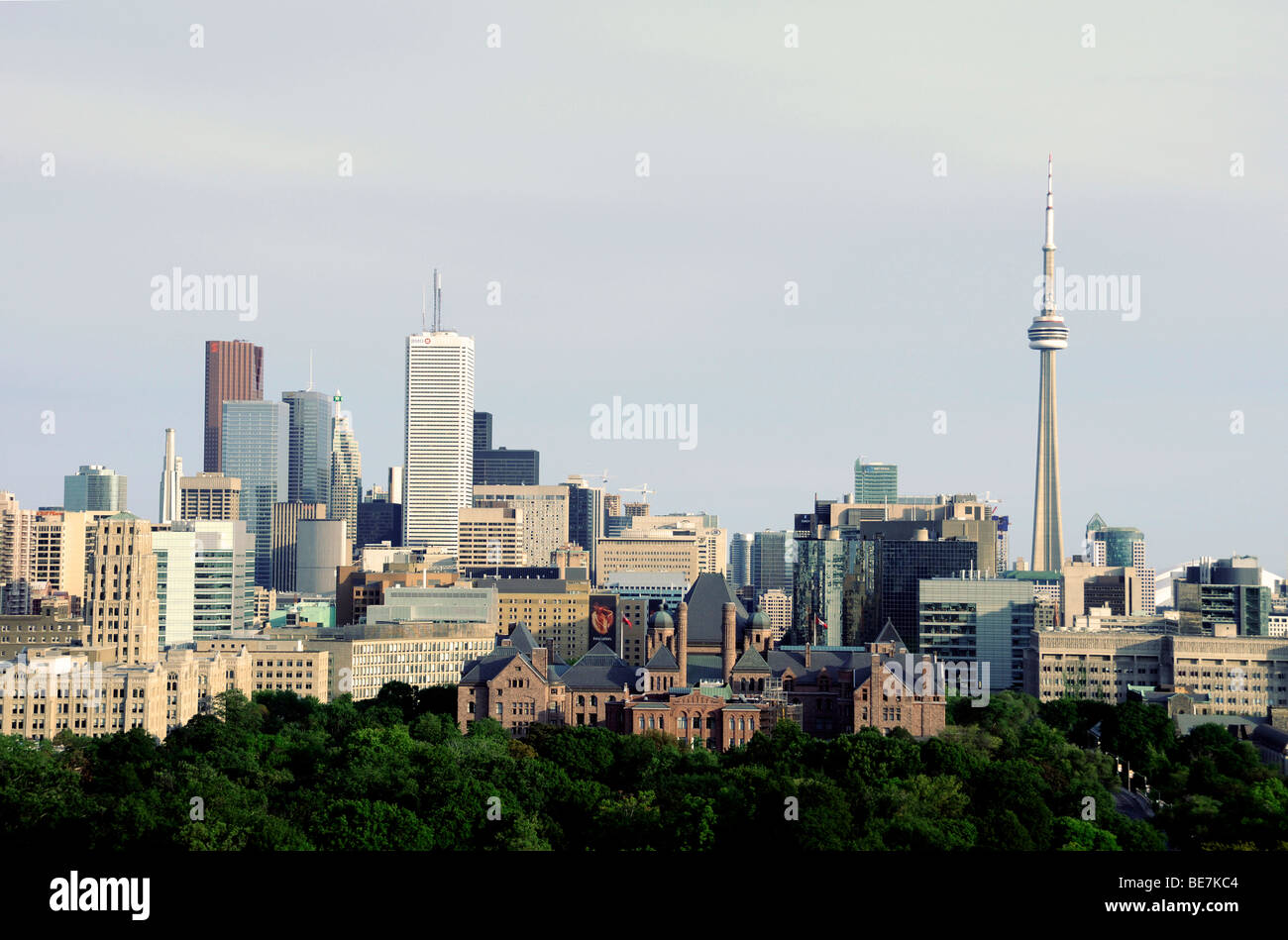 Blick auf die Skyline von Toronto und dem CN Tower mit der Gesetzgebenden Versammlung von Ontario an der Queen's Park im Vordergrund, Toronto, Ontario, Kanada. Stockfoto
