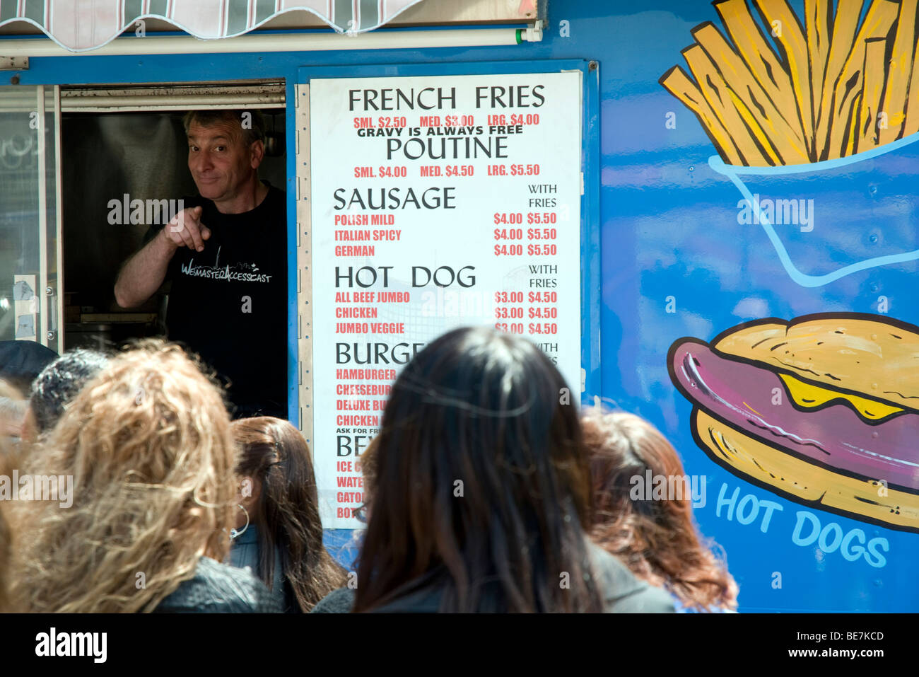 Der Besitzer von Mr. Tasty Fries - auch bekannt als "The Blue Chip Truck" - nimmt Fast-Food-Bestellungen auf der Queen Street West, Toronto, Ontario, Kanada. Stockfoto