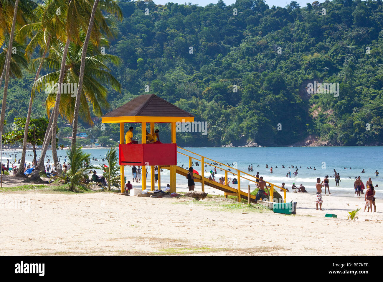 Rettungsschwimmer-Turm am Strand auf Maracas Bay in Trinidad Stockfoto