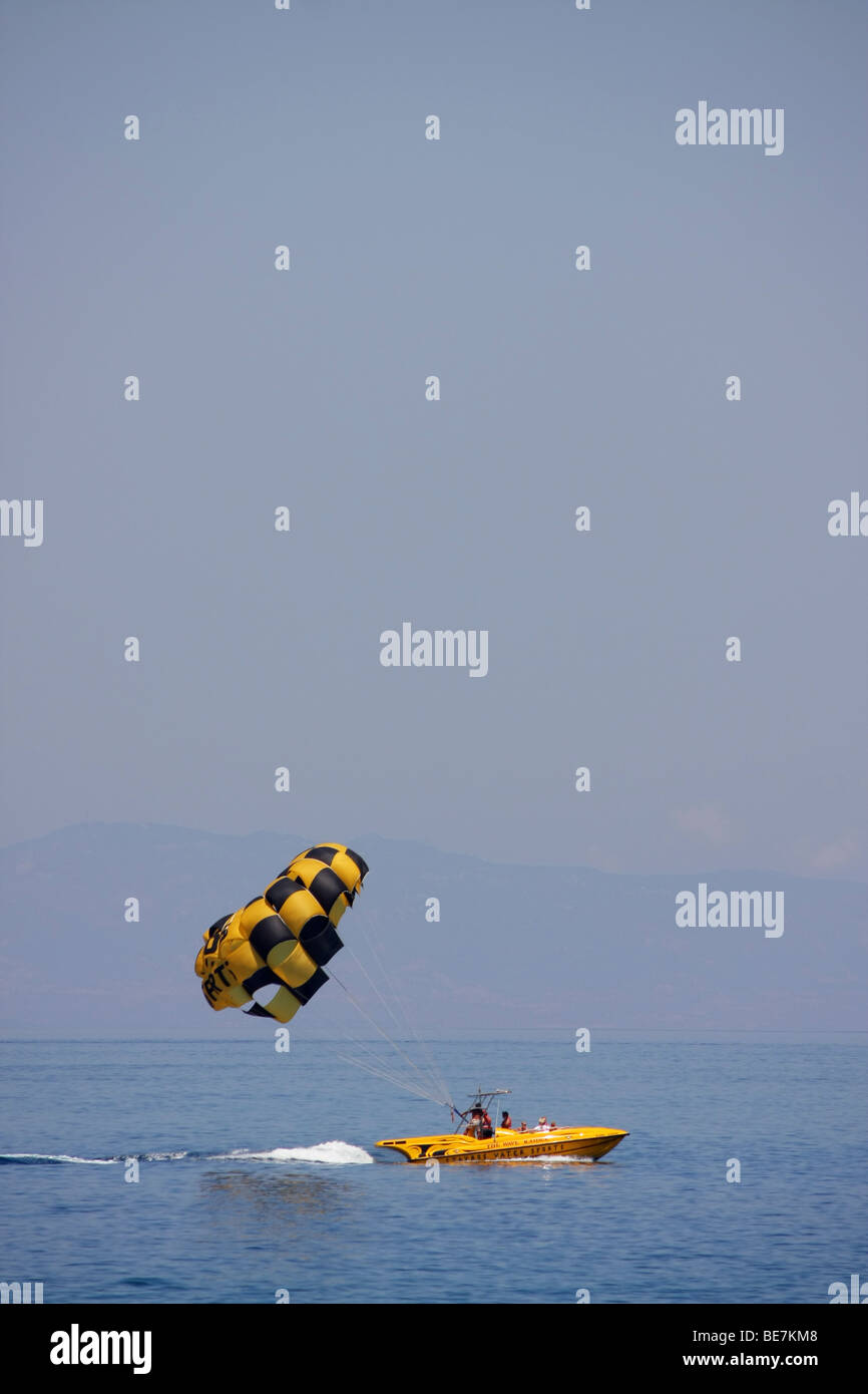 Paragliding im Fig Tree Bay, Protaras, Zypern. Paragliding ist eine der vielen beliebten Wassersport hier. Stockfoto