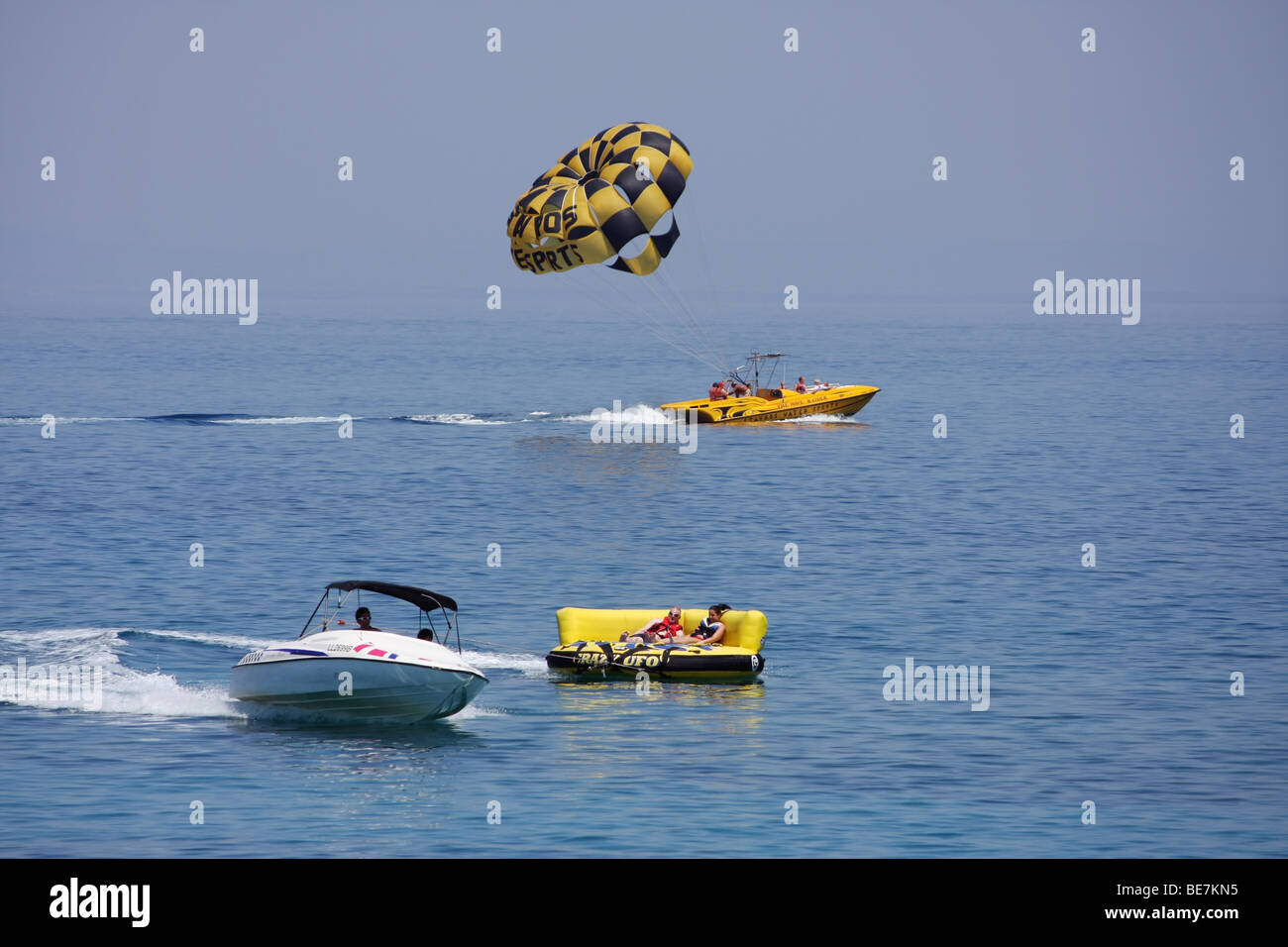 Paragliding-Wasser gleiten am Fig Tree Bay, Protaras, Zypern. Paragliding ist eine der vielen beliebten Wassersport hier. Stockfoto