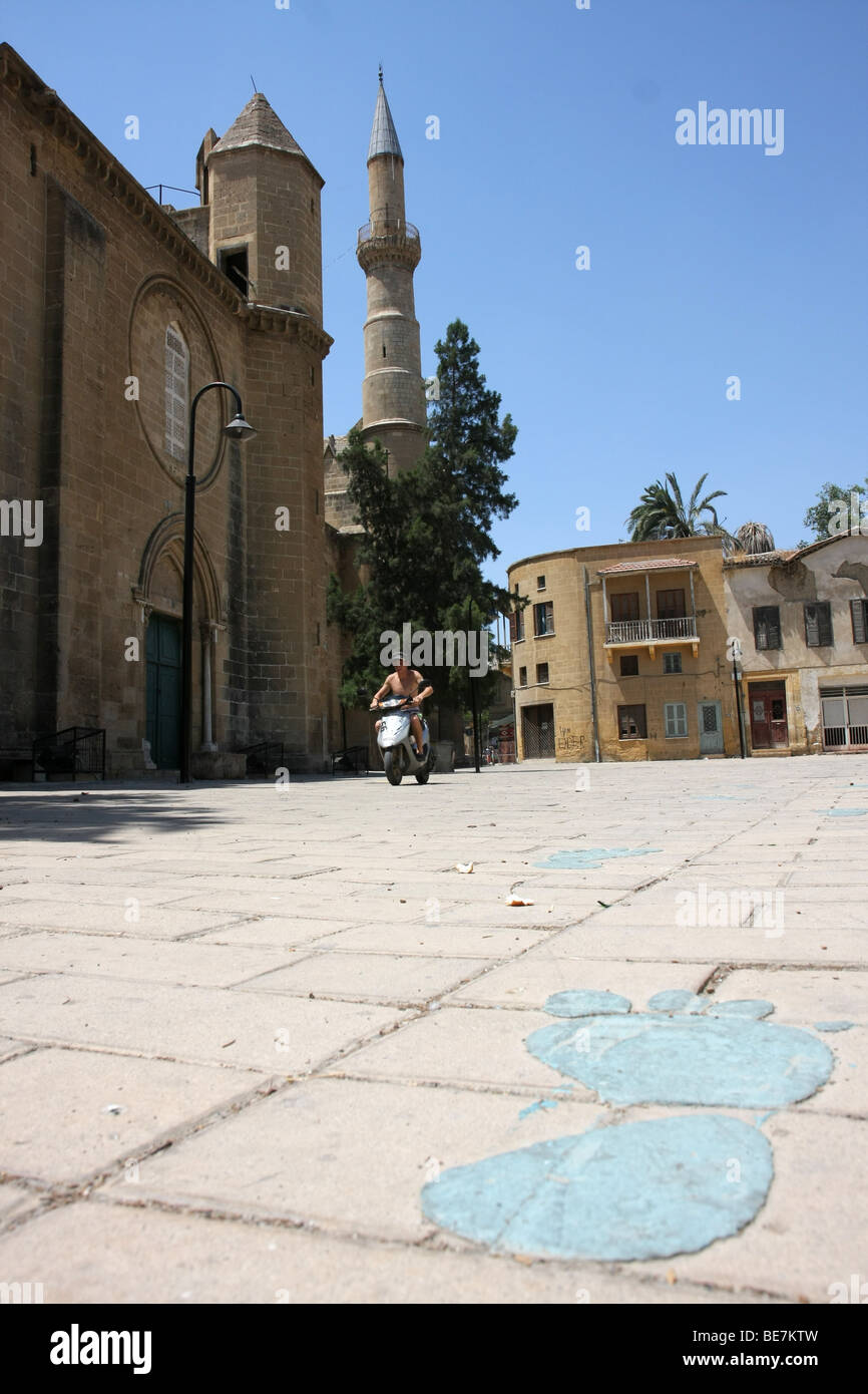 Große blaue Stellfläche führt die Selimiye-Moschee, ursprünglich Saint Sophia Cathedral, Nikosia, Zypern. Stockfoto