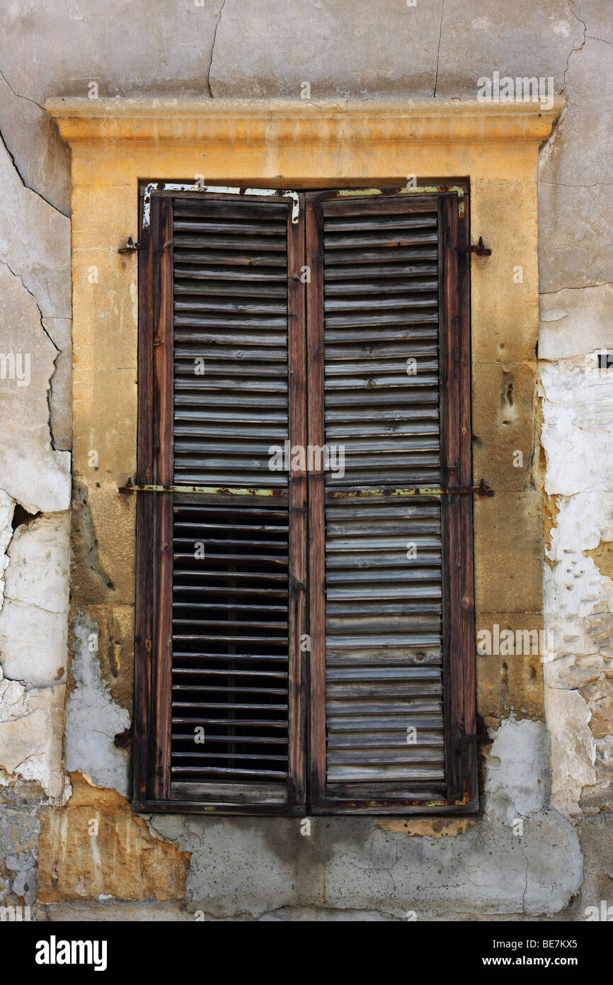 Alte Fensterläden aus Holz für ein Fenster in einem Haus im im griechischen Teil von Nikosia, Zypern. Stockfoto