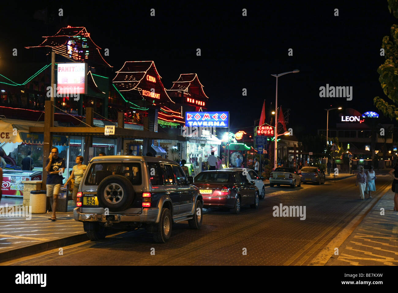 Straße bei Nacht in dem kleinen Dorf Protaras, Zypern. Stockfoto