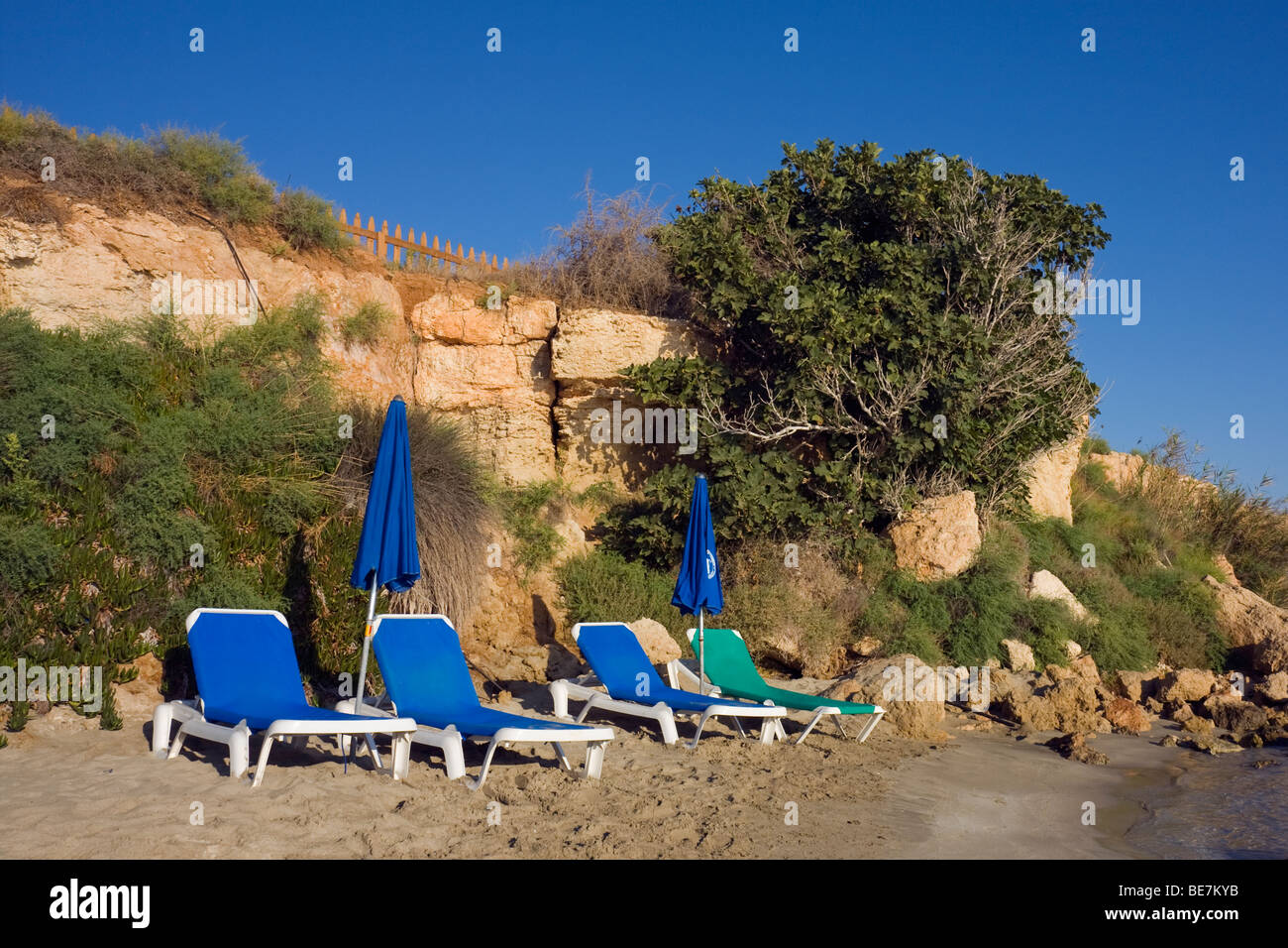 Leere liegen in den frühen Morgenstunden am Strand von Fig Tree Bay, Protaras, Zypern. Stockfoto