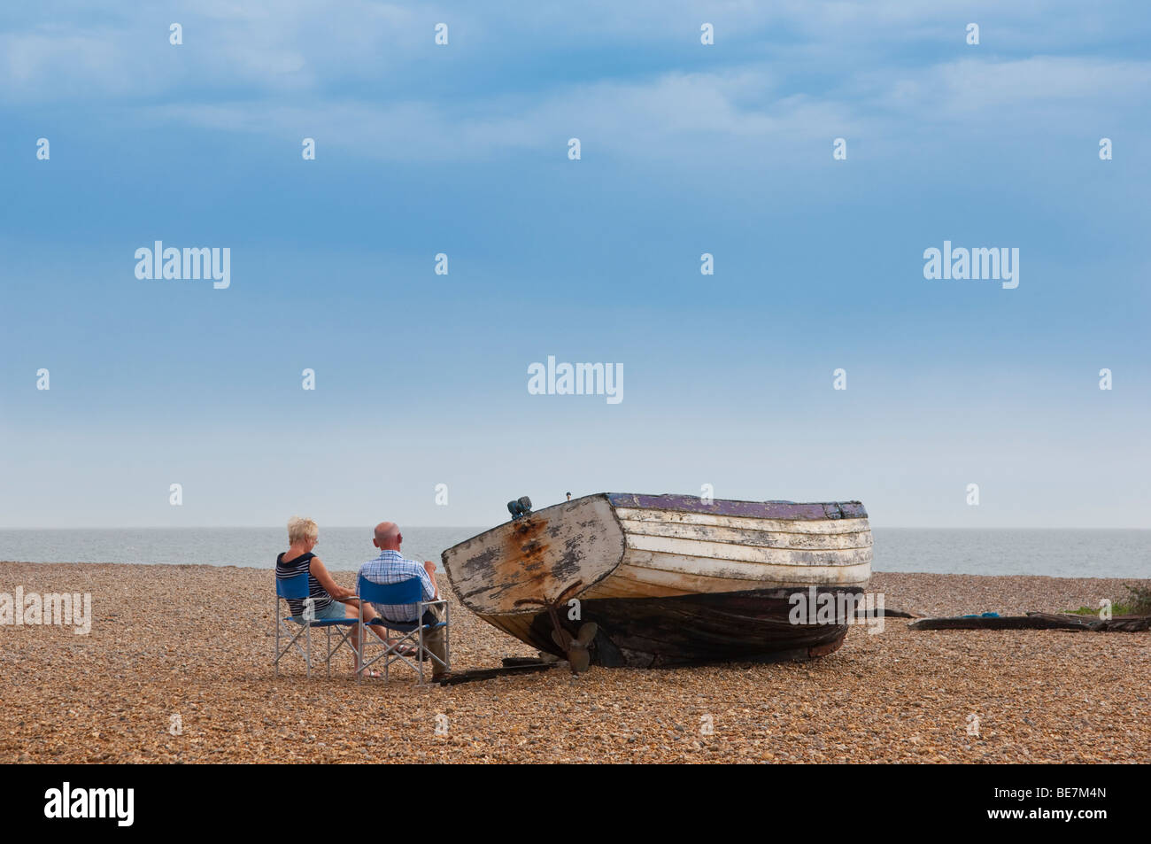 Ein paar entspannen am Strand in Aldeburgh, Suffolk, Uk Stockfoto