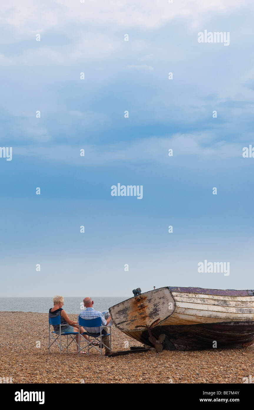 Ein paar entspannen am Strand in Aldeburgh, Suffolk, Uk Stockfoto