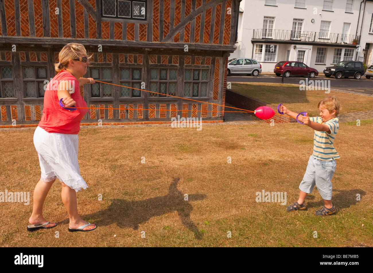 Mutter und Sohn spielen Reißverschluss Ball, ein Spiel zu, zu trainieren, Entwicklung von Teamarbeit und bilaterale motorische Koordination im Vereinigten Königreich Stockfoto
