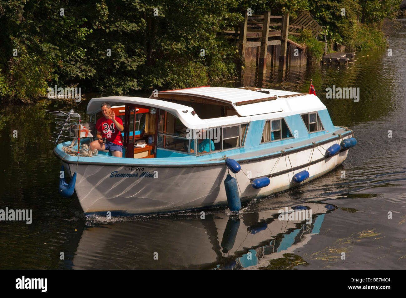 Vergeht ein Boot auf dem Fluss Wensum in Norwich, Norfolk, Großbritannien Stockfoto