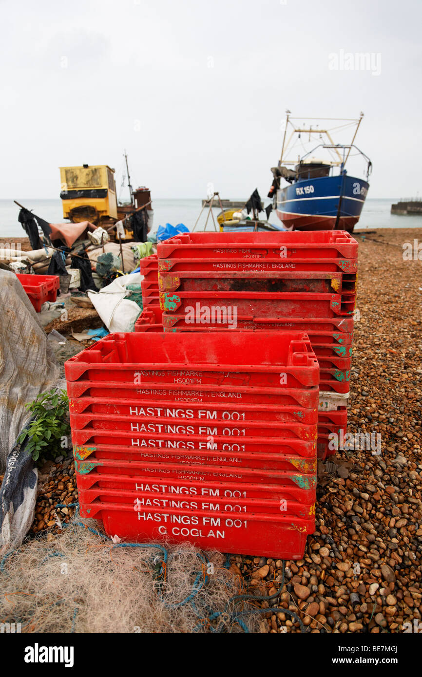 Leere roter Fisch Kisten am Strand von Hastings Stockfoto