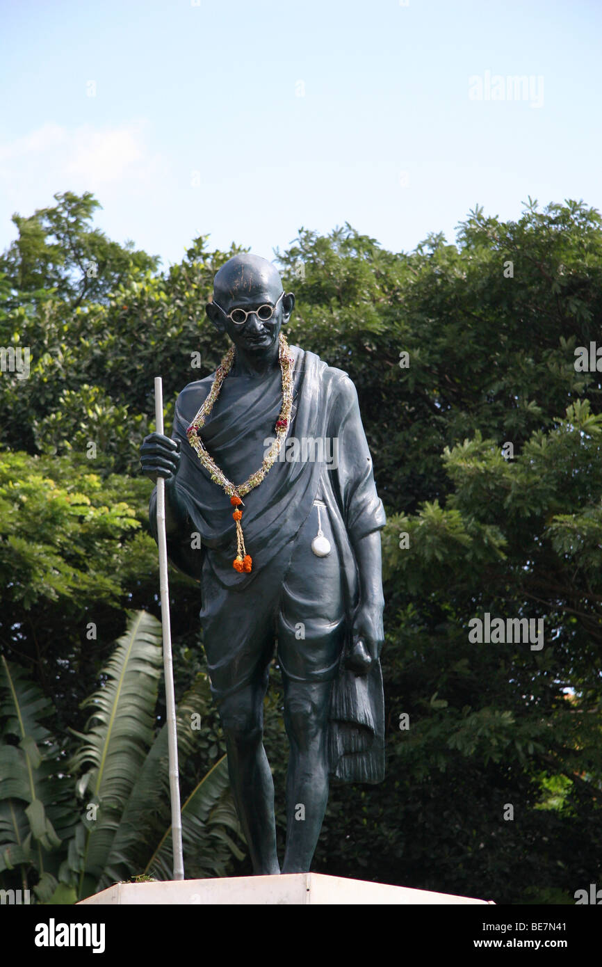 Die Statue von Mahatma Gandhi in Bangalore, Indien. Es steht in Gandhi Park auf MG Road. Stockfoto