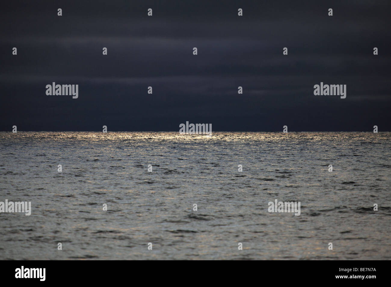 Sonnenlicht durchbricht Gewitterwolken, auf hoher See Stockfoto