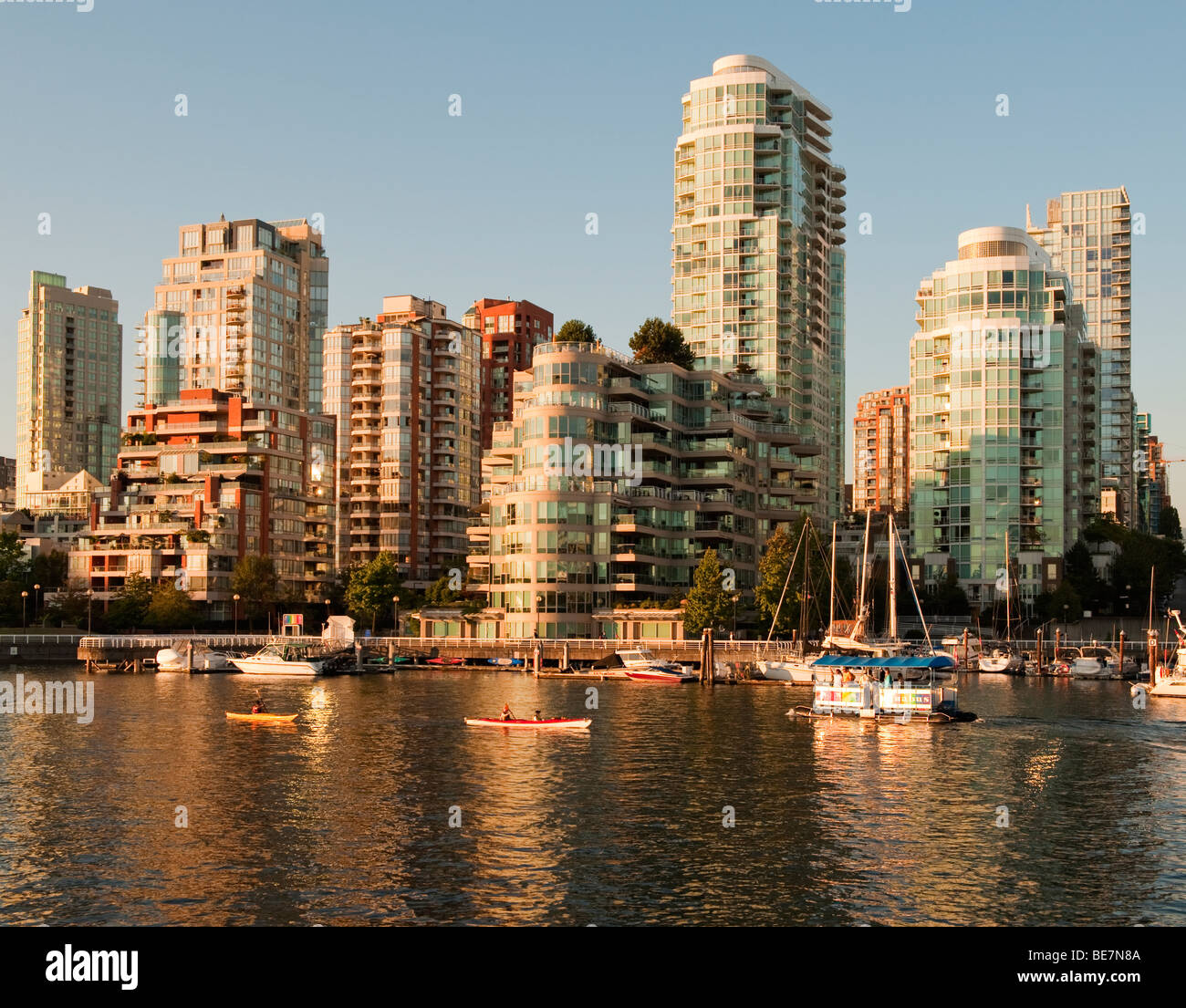 Blick auf False Creek und zentrale Vancouver, Kanada, von Granville Island. Stockfoto