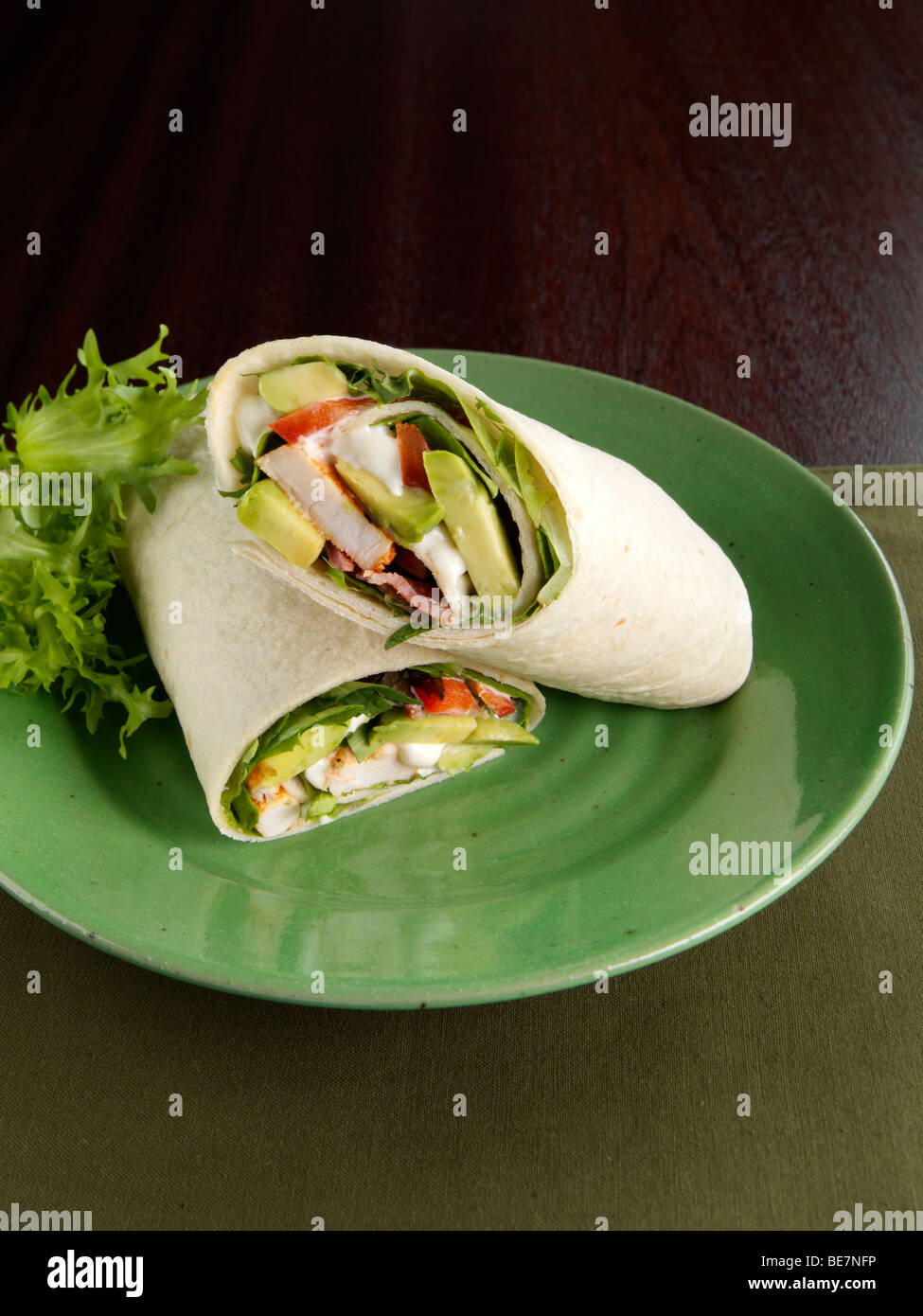 Hähnchen Avocado Wrap auf einem Teller Stockfoto