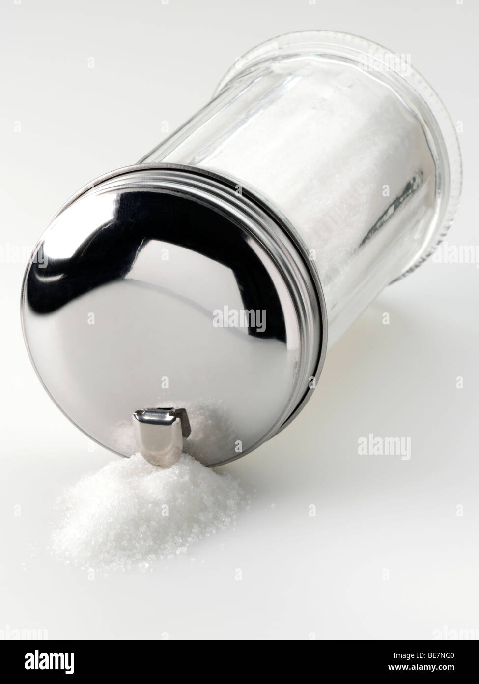 Glas Zucker Shaker traditionelles Design auf weißem Hintergrund Stockfoto