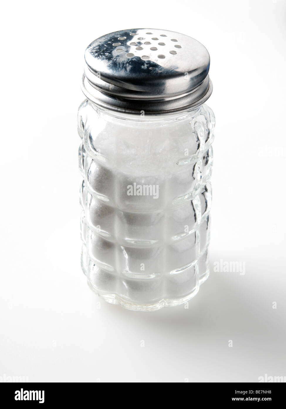 Traditionelle Salzstreuer auf weißem Hintergrund Stockfoto