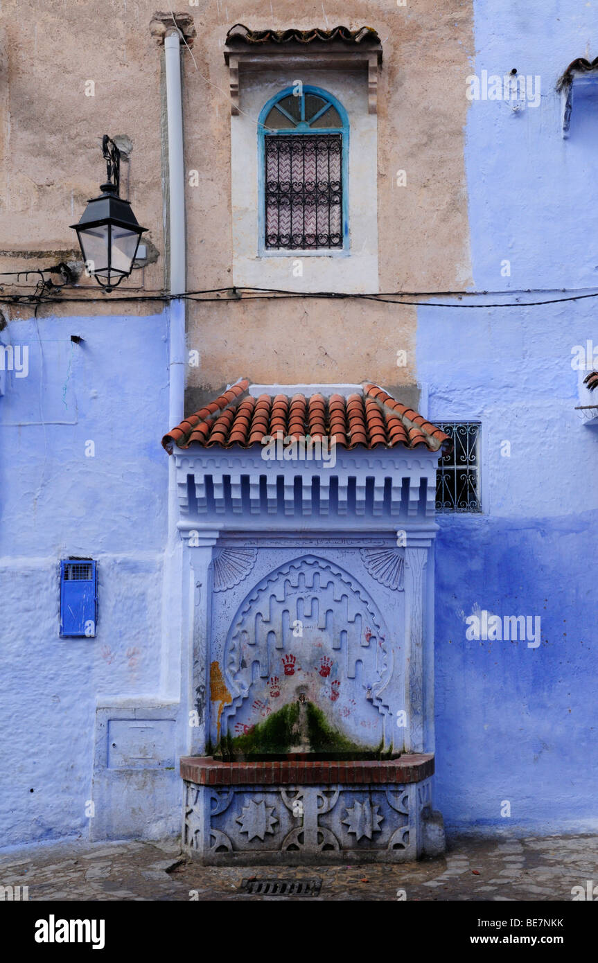 Öffentliche Brunnen Wasserhahn in der Medina, Chefchaouen, Marokko Stockfoto