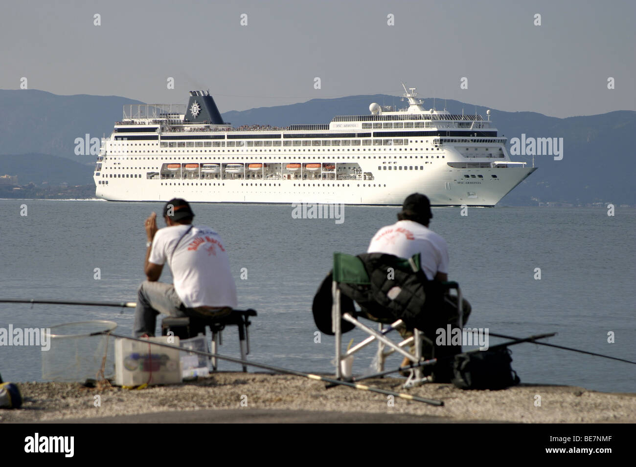 Das Kreuzfahrtschiff MSC Armonia verlässt der griechischen Insel Korfu und übergibt beobachten Fischer Stockfoto