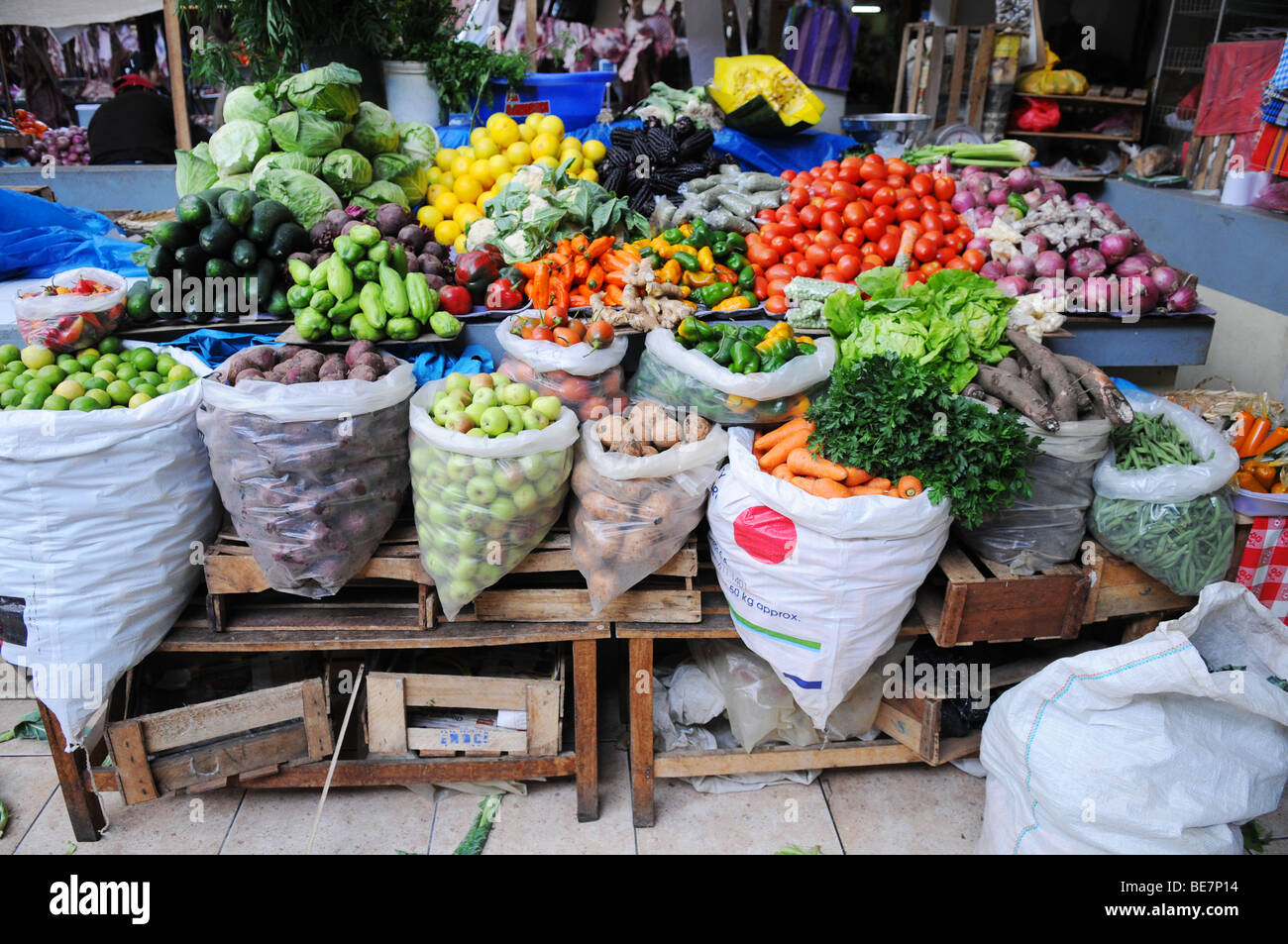 Frisches Obst und Gemüse Stand auf einem Markt in Cajabamba, Nord-Peru Stockfoto