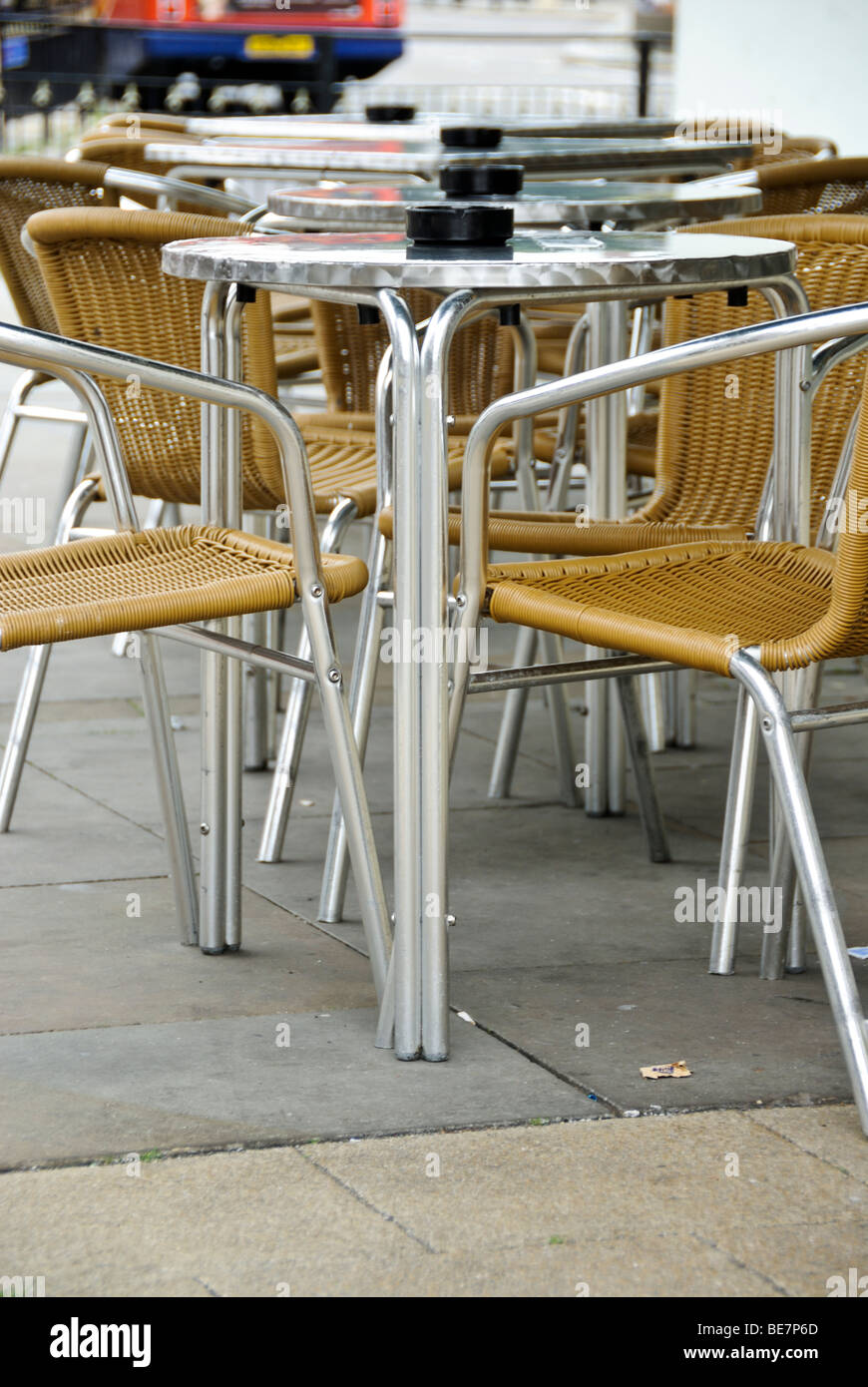 Tische im freien café Stockfoto